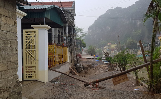 Khoảng 60 m đường trôi tuột xuống sông, dân hoảng loạn sơ tán khẩn cấp