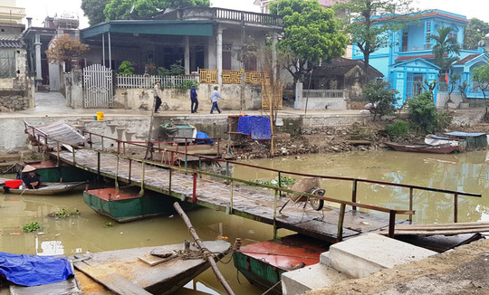 Khoảng 60 m đường trôi tuột xuống sông, dân hoảng loạn sơ tán khẩn cấp