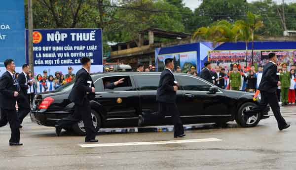 Quần veston ống loe của 12 vệ sĩ chạy bộ quanh lãnh đạo Triều Tiên có gì thú vị?