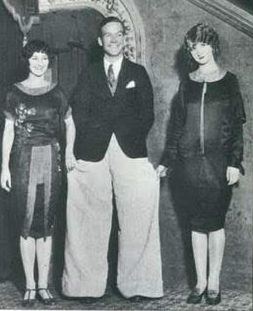 Quần veston ống loe của 12 vệ sĩ chạy bộ quanh lãnh đạo Triều Tiên có gì thú vị?