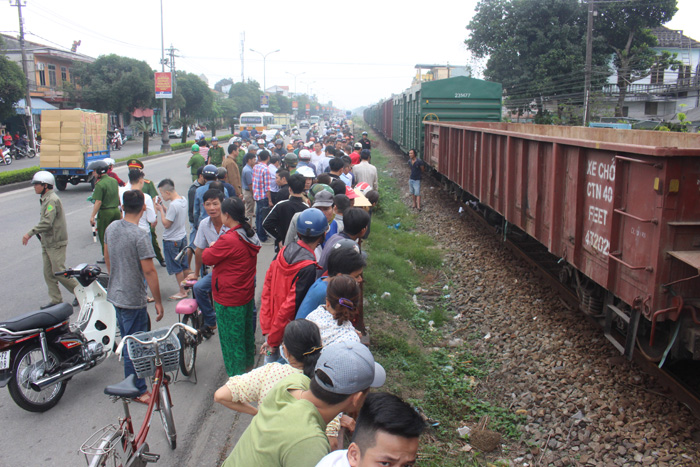 Nhiều người bất lực nhìn cụ ông bị đoàn tàu tông chết thảm