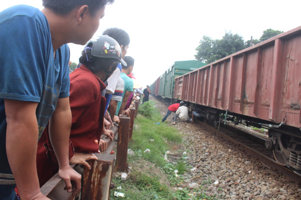 Nhiều người bất lực nhìn cụ ông bị đoàn tàu tông chết thảm