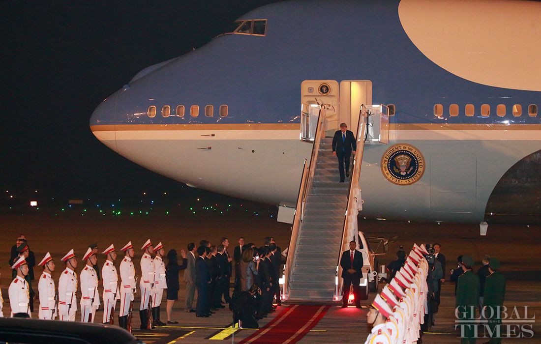 Những hình ảnh đầu tiên của Tổng thống Trump tại Hà Nội qua ống kính phóng viên quốc tế