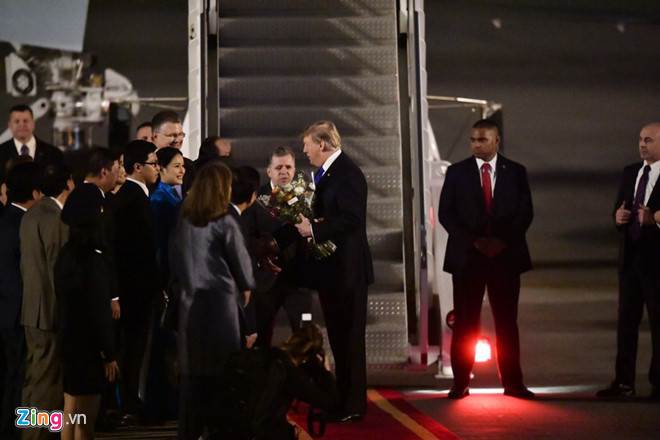 Tổng thống Trump cảm ơn Việt Nam sau khi đặt chân tới Hà Nội