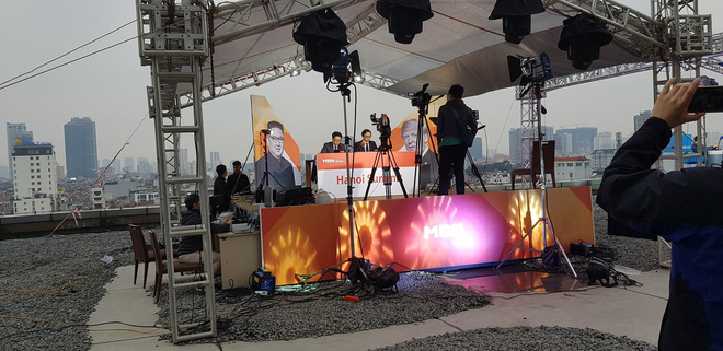 Dân mạng chộp được cảnh tạm bợ của đài truyền hình Hàn Quốc trên nóc nhà cao tầng ở Hà Nội