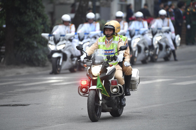 Chủ tịch Kim Jong Un thăm Đại sứ quán Triều Tiên trong ngày đầu tiên đến Hà Nội