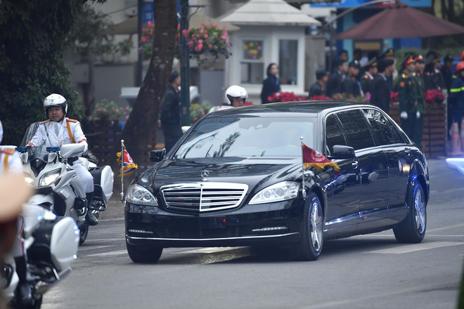 Chủ tịch Kim Jong Un thăm Đại sứ quán Triều Tiên trong ngày đầu tiên đến Hà Nội