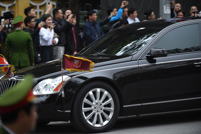 Chủ tịch Kim Jong Un thăm Đại sứ quán Triều Tiên trong ngày đầu tiên đến Hà Nội