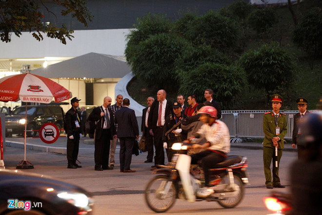 Tổng thống Trump cảm ơn Việt Nam sau khi đặt chân tới Hà Nội