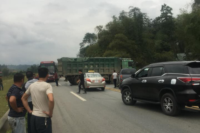 Tai nạn liên hoàn giữa nhiều ô tô trên cao tốc Nội Bài - Lào Cai, tài xế người Trung Quốc bị thương nặng