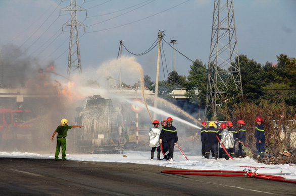 Xe bồn chở xăng bốc cháy dữ dội trên xa lộ Hà Nội
