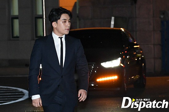 Sau loạt phốt, Seungri (Big Bang) chính thức trình diện cảnh sát: Đi xe sang, mặc vest, bình tĩnh trả lời phỏng vấn