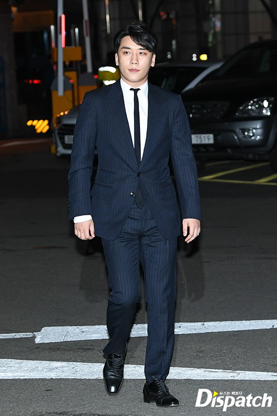 Sau loạt phốt, Seungri (Big Bang) chính thức trình diện cảnh sát: Đi xe sang, mặc vest, bình tĩnh trả lời phỏng vấn