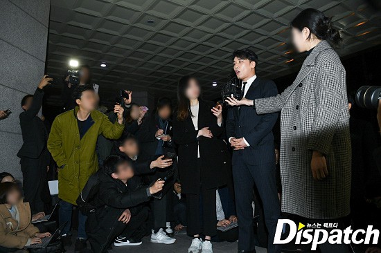 Sau loạt phốt, Seungri (Big Bang) chính thức trình diện cảnh sát: Đi xe sang, mặc vest, bình tĩnh trả lời phỏng vấn