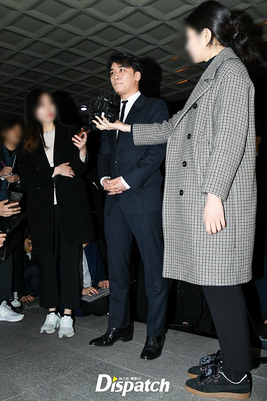 Sau loạt phốt, Seungri (Big Bang) chính thức trình diện cảnh sát: Đi xe sang, mặc vest, bình tĩnh trả lời phỏng vấn