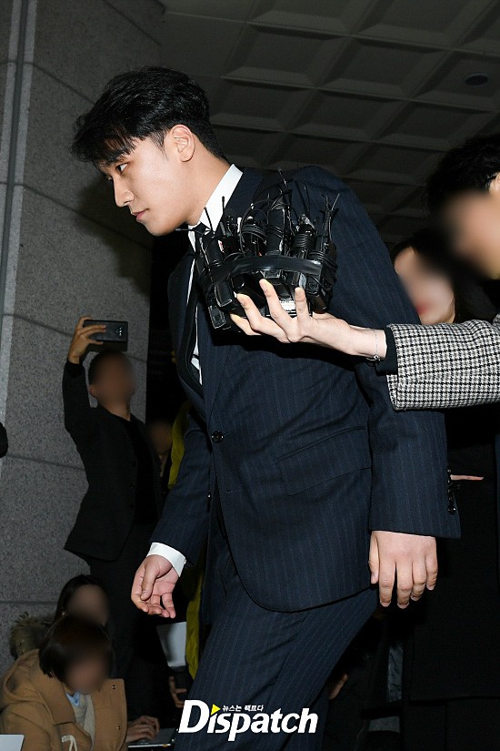 Sau loạt phốt, Seungri (Big Bang) chính thức trình diện cảnh sát: Đi xe sang, mặc vest, bình tĩnh trả lời phỏng vấn