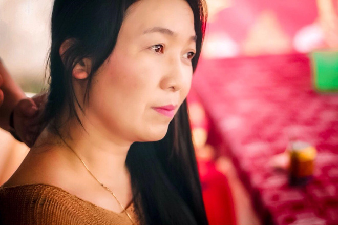 Đăng ảnh mẹ ngất trên sàn bệnh viện, cô gái tiết lộ chuyện ít biết về các bác sĩ khoa sản