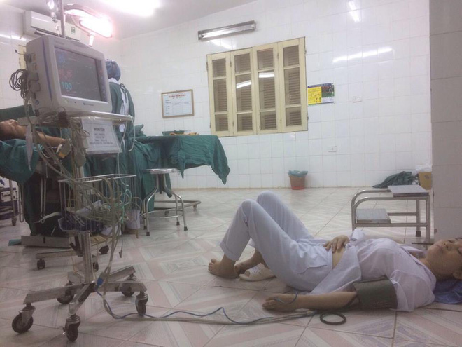 Đăng ảnh mẹ ngất trên sàn bệnh viện, cô gái tiết lộ chuyện ít biết về các bác sĩ khoa sản