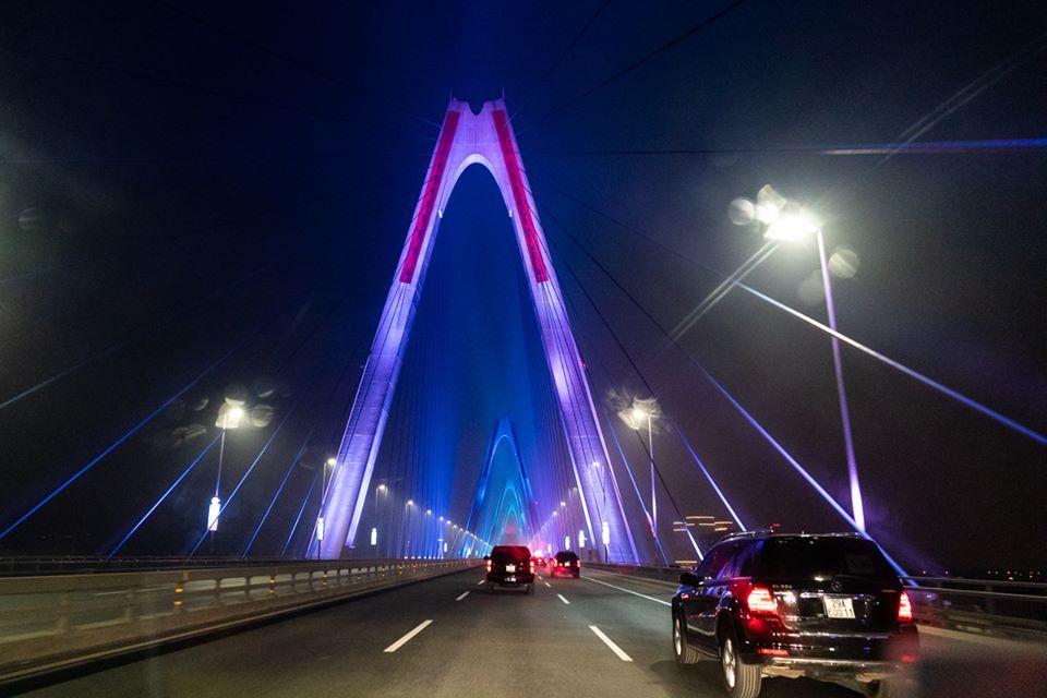 Nhà Trắng đăng loạt ảnh cầu Nhật Tân lung linh sắc màu