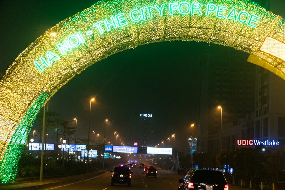 Nhà Trắng đăng loạt ảnh cầu Nhật Tân lung linh sắc màu