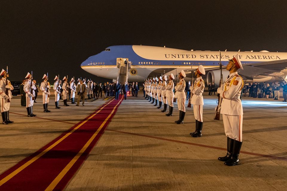 Nhà Trắng đăng loạt ảnh cầu Nhật Tân lung linh sắc màu