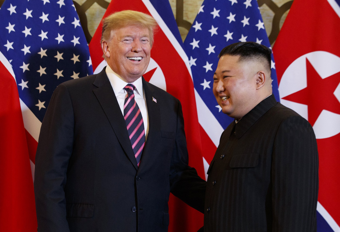 Những khoảnh khắc trong cú bắt tay lịch sử Trump - Kim ở HN