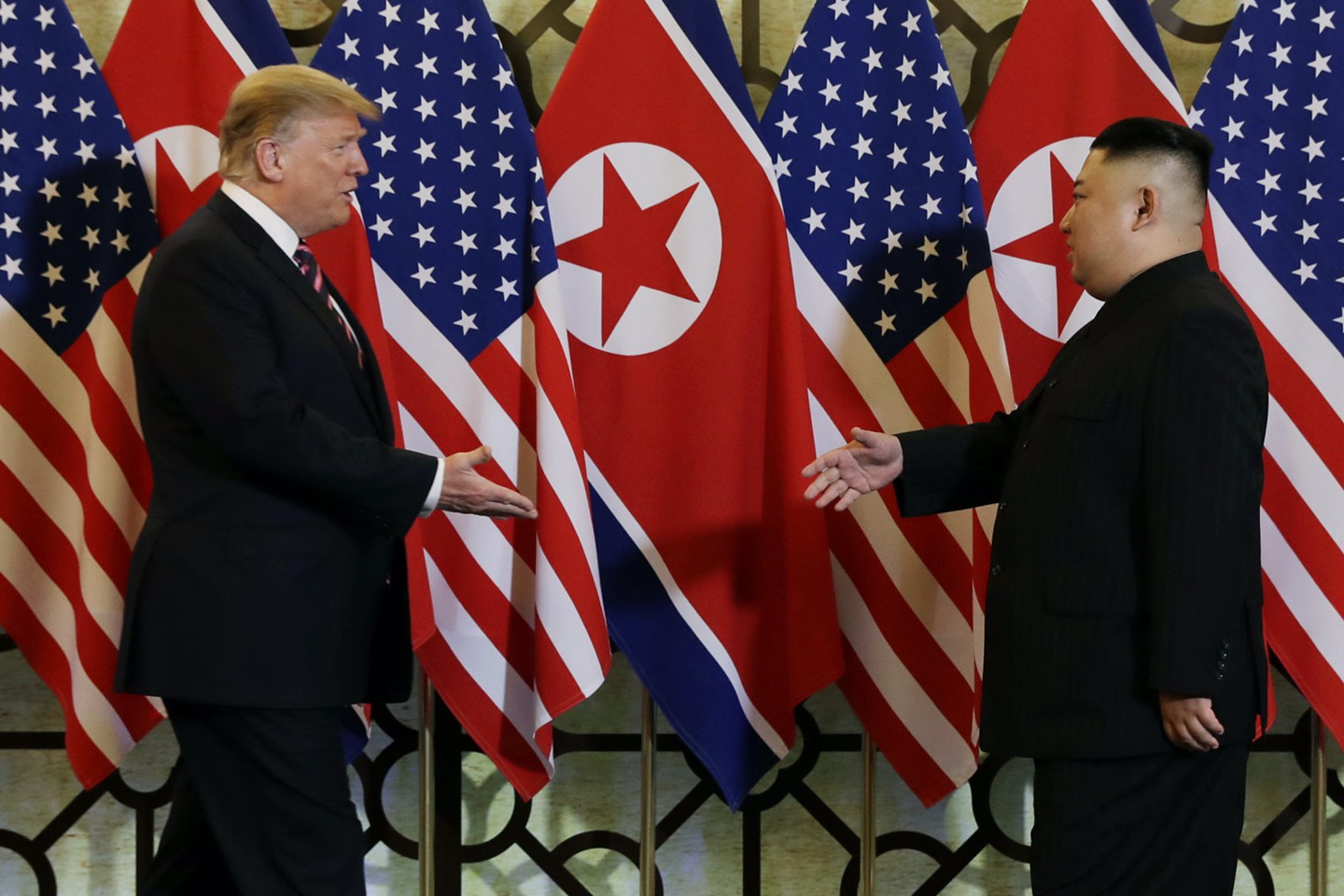 Những khoảnh khắc trong cú bắt tay lịch sử Trump - Kim ở HN