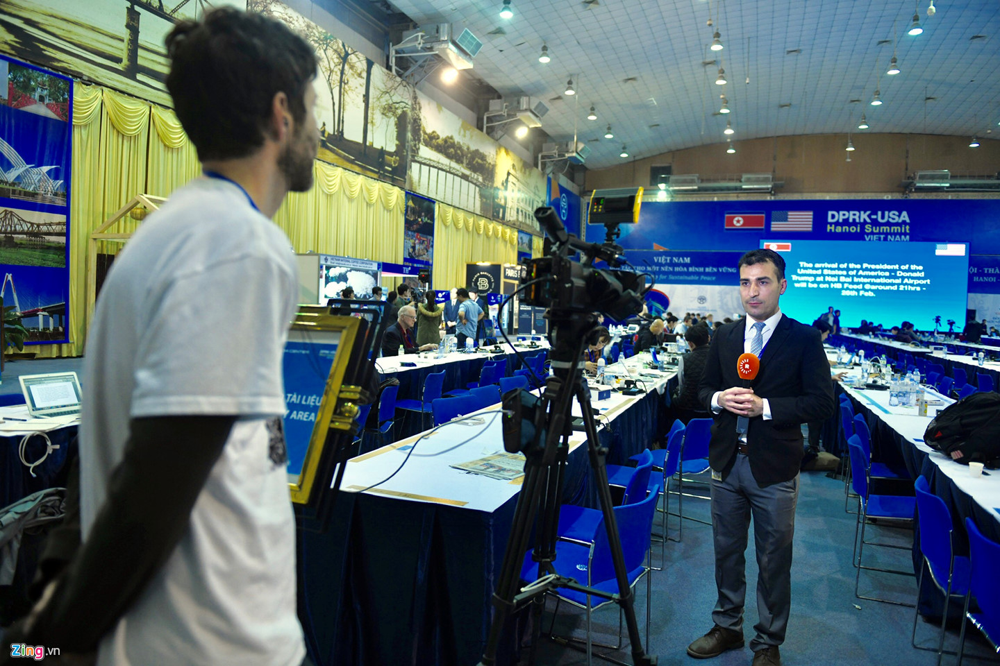 Giây phút náo nhiệt ở trung tâm báo chí khi TT Trump đáp xuống Nội Bài