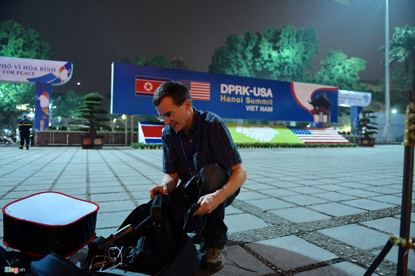 Giây phút náo nhiệt ở trung tâm báo chí khi TT Trump đáp xuống Nội Bài