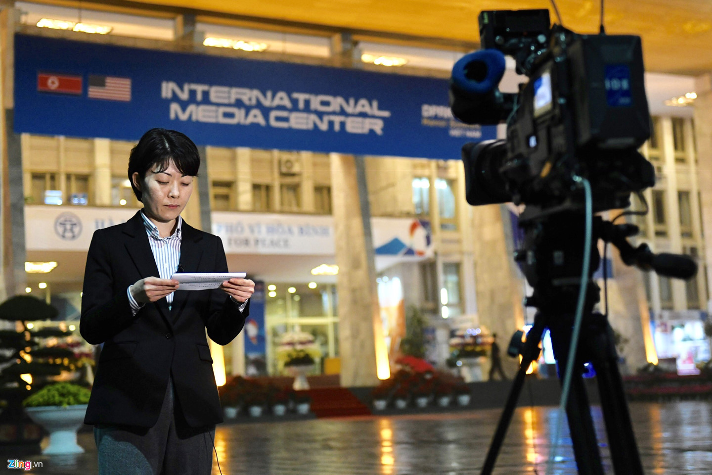 Giây phút náo nhiệt ở trung tâm báo chí khi TT Trump đáp xuống Nội Bài