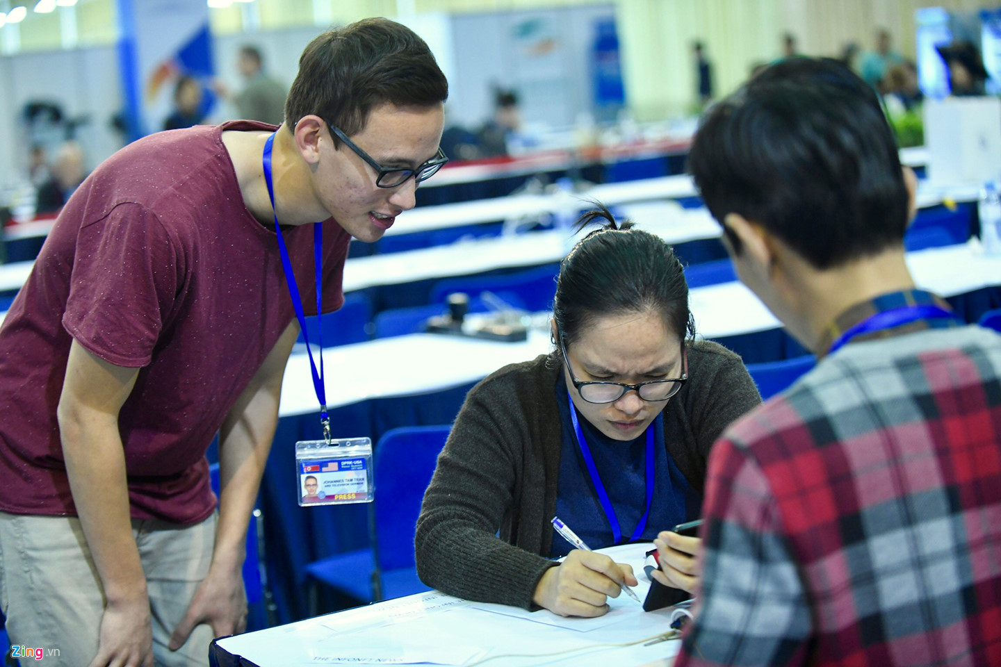 Giây phút náo nhiệt ở trung tâm báo chí khi TT Trump đáp xuống Nội Bài