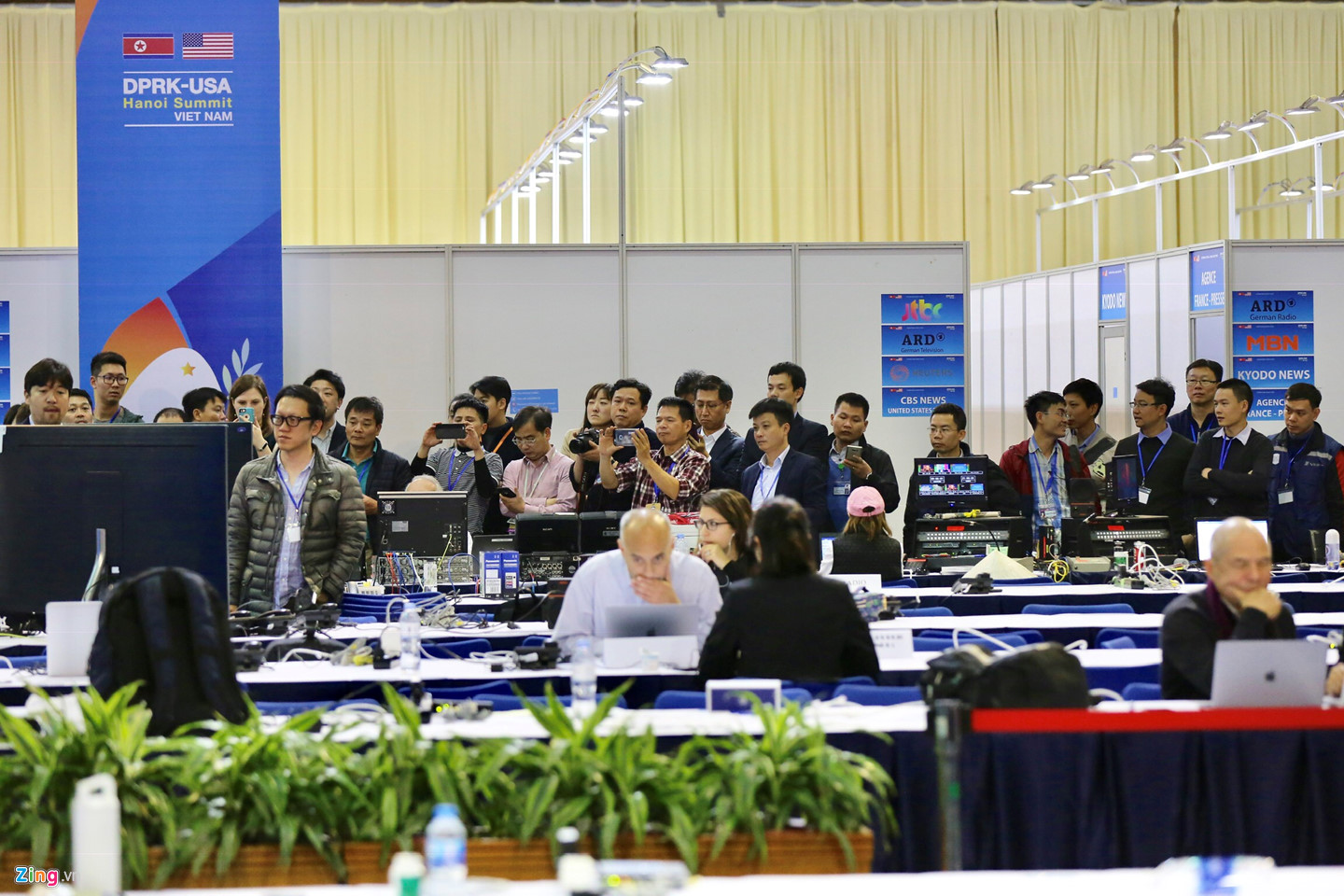 Giây phút náo nhiệt ở trung tâm báo chí khi TT Trump đáp xuống Nội Bài