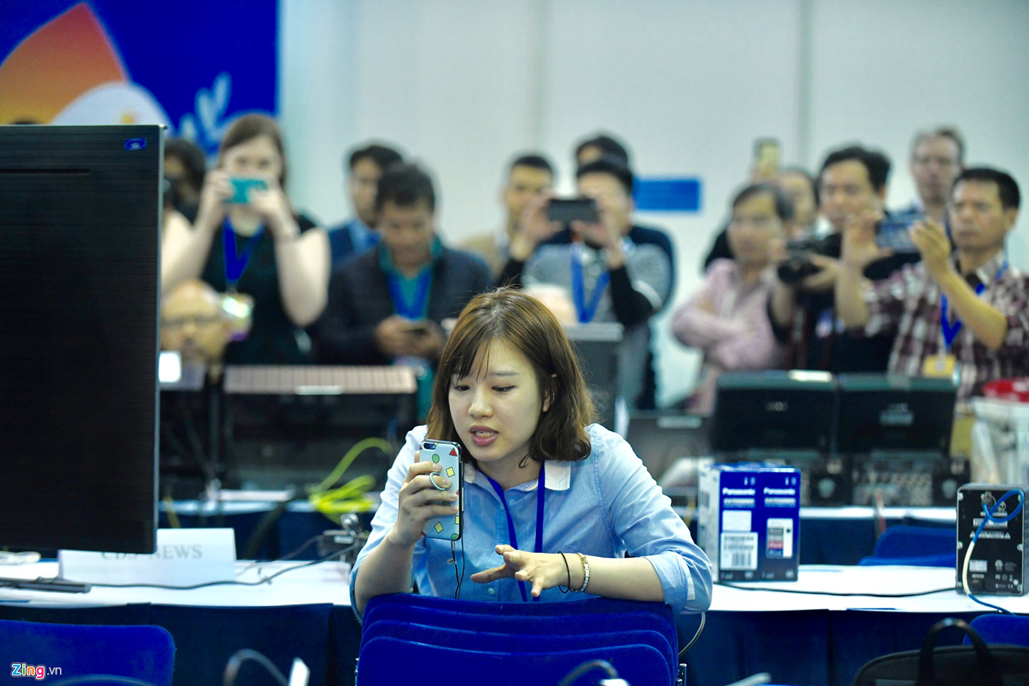 Giây phút náo nhiệt ở trung tâm báo chí khi TT Trump đáp xuống Nội Bài