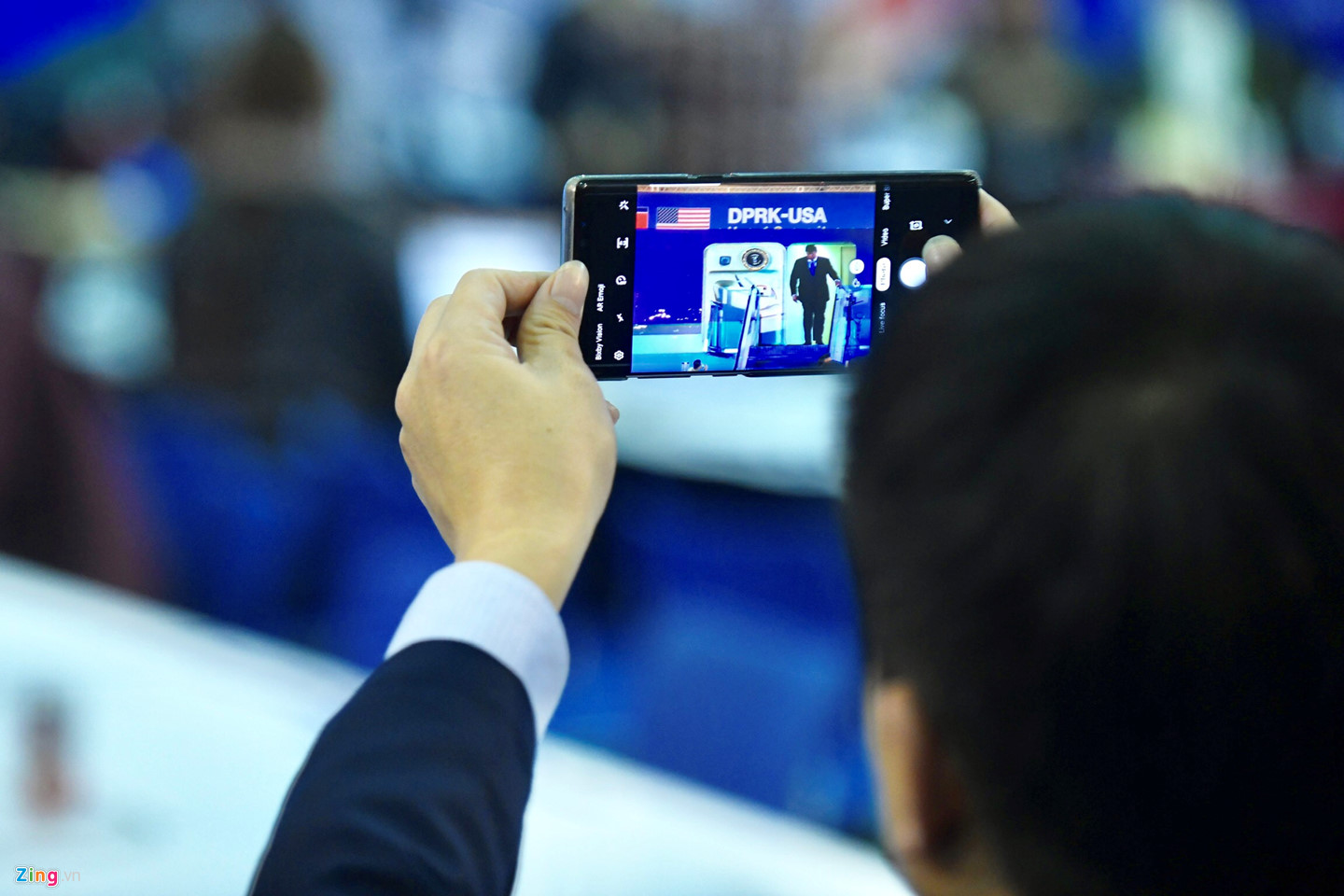 Giây phút náo nhiệt ở trung tâm báo chí khi TT Trump đáp xuống Nội Bài