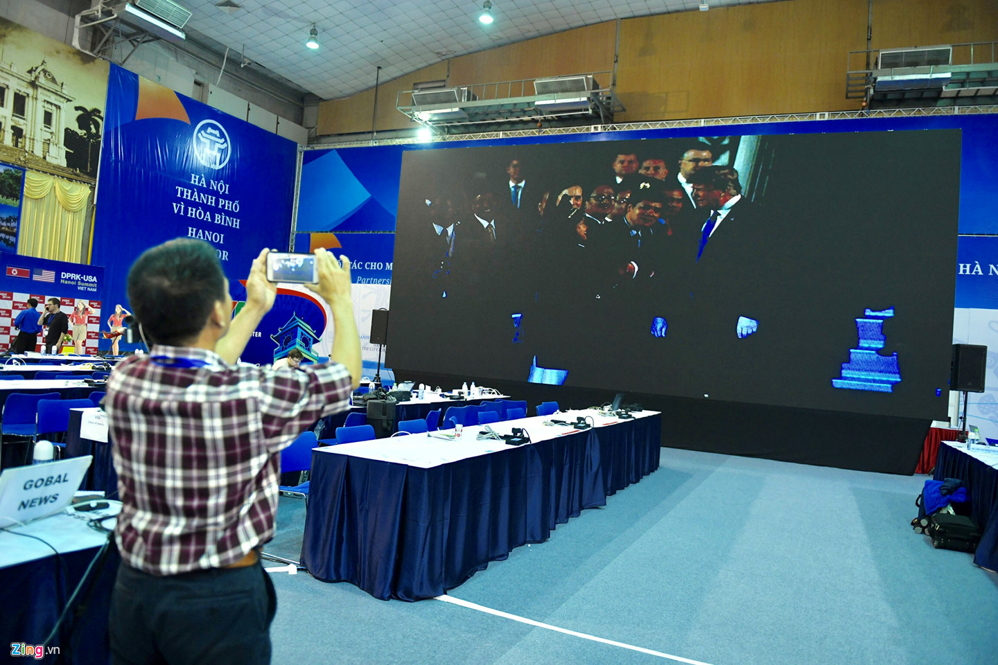 Giây phút náo nhiệt ở trung tâm báo chí khi TT Trump đáp xuống Nội Bài