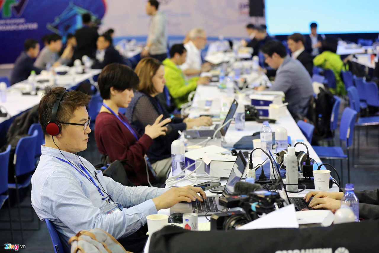 Giây phút náo nhiệt ở trung tâm báo chí khi TT Trump đáp xuống Nội Bài