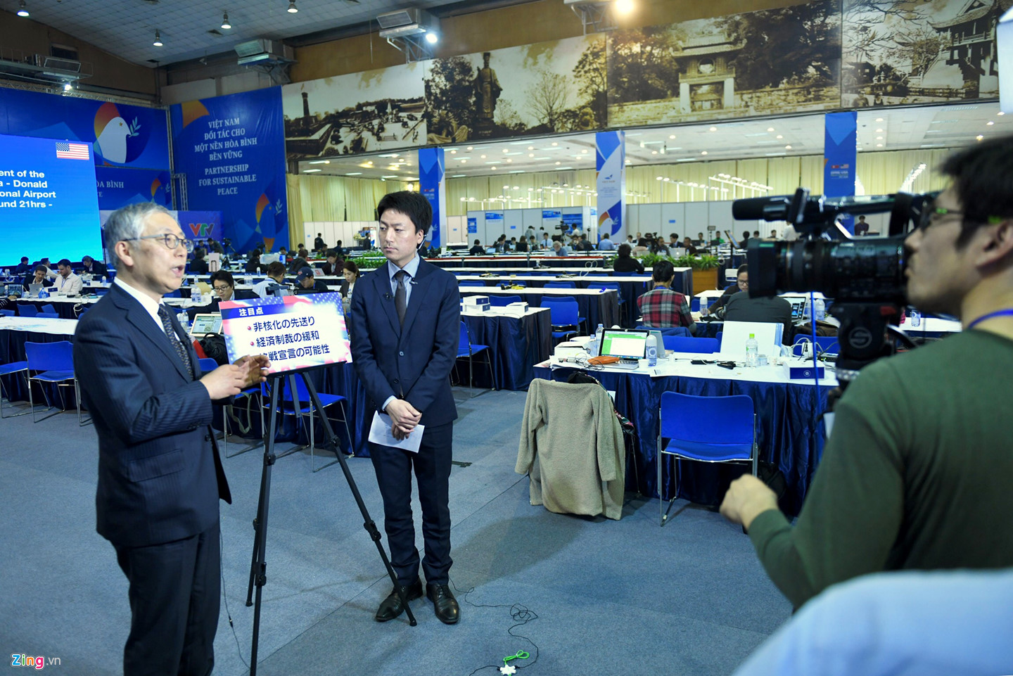 Giây phút náo nhiệt ở trung tâm báo chí khi TT Trump đáp xuống Nội Bài