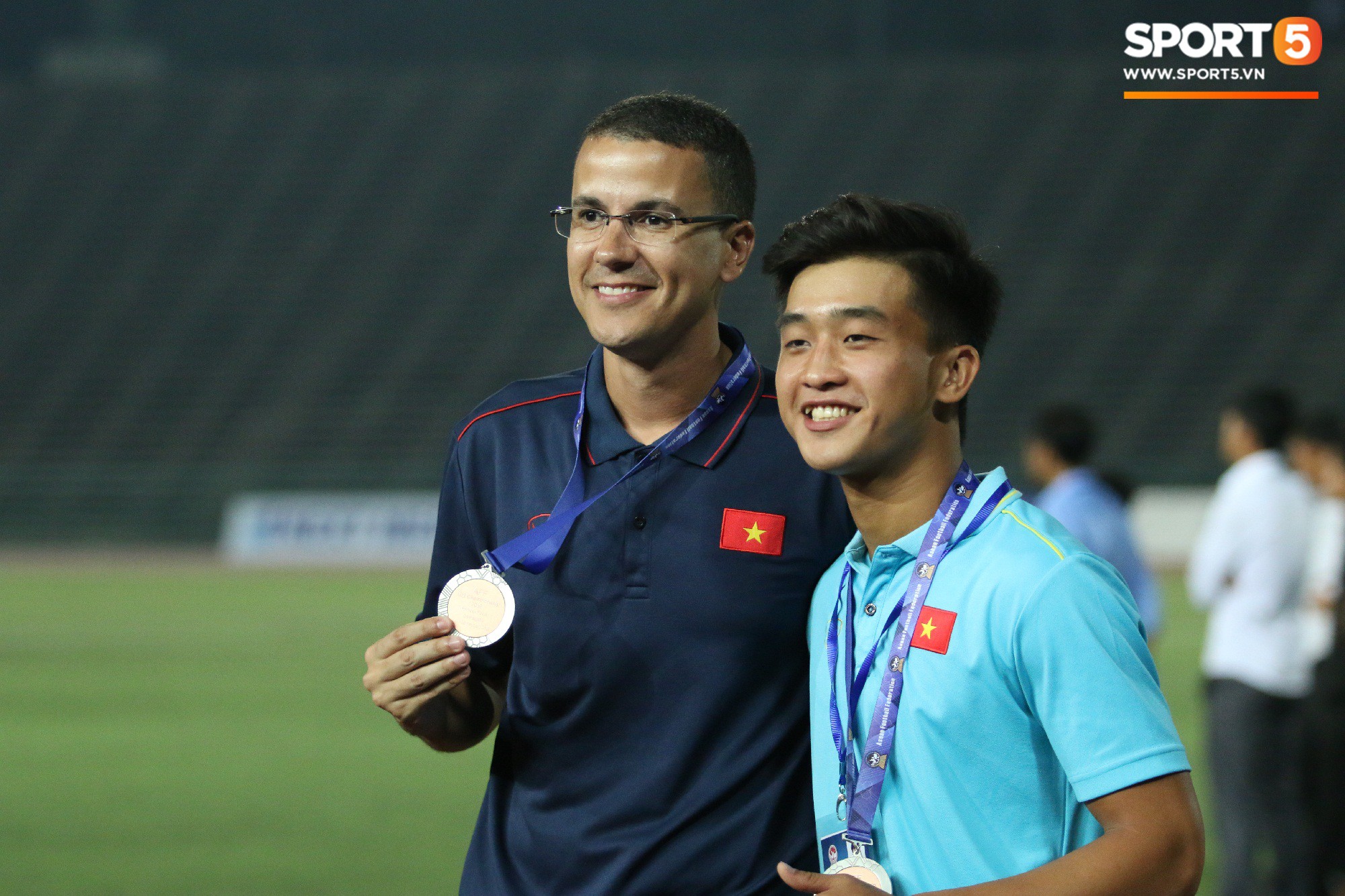 Trong giây phút U22 Việt Nam nhận huy chương, một người hùng chỉ lặng lẽ nhìn tất cả Trong giây phút U22 Việt Nam nhận huy chương, một người hùng chỉ lặng lẽ nhìn tất cả