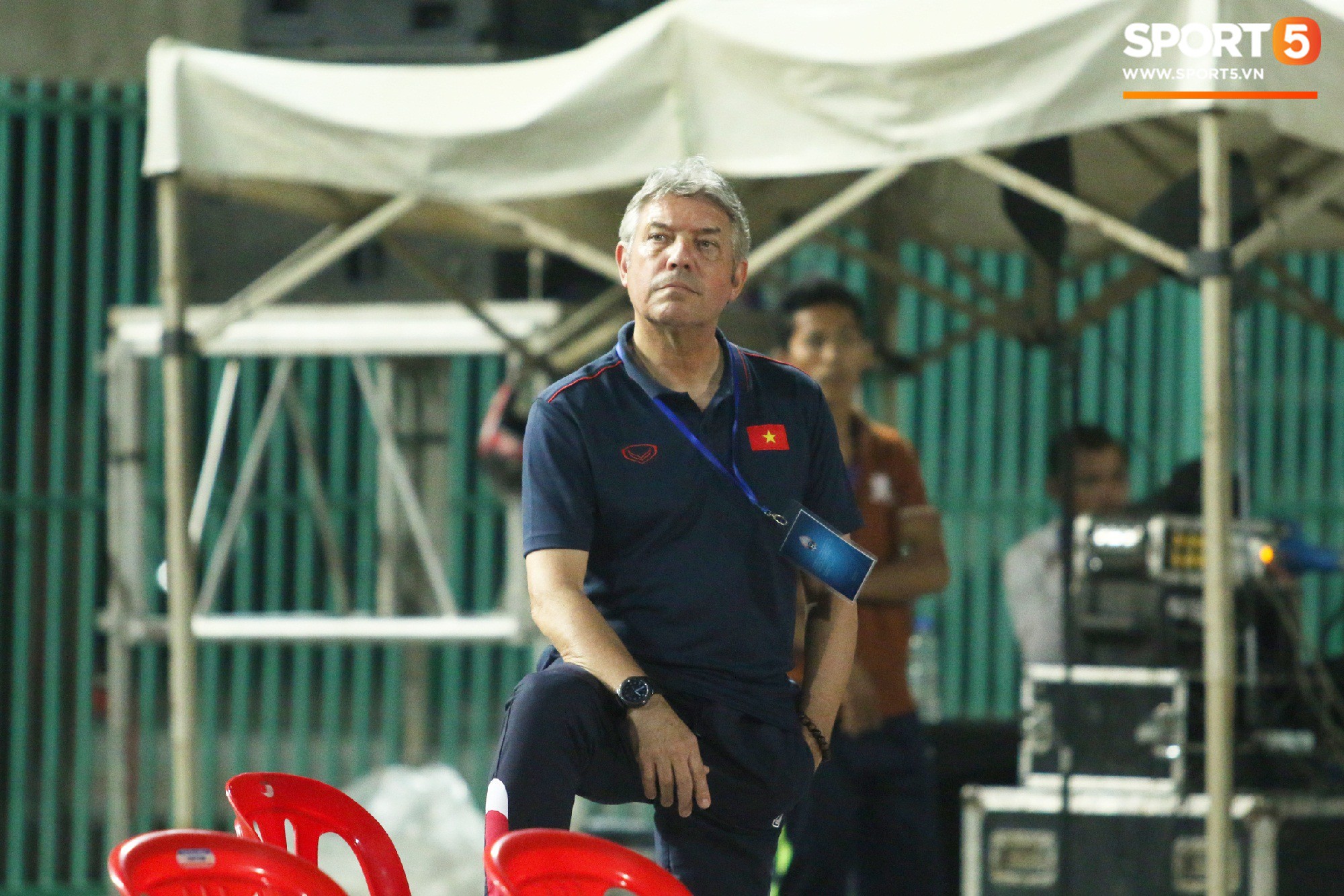 Trong giây phút U22 Việt Nam nhận huy chương, một người hùng chỉ lặng lẽ nhìn tất cả