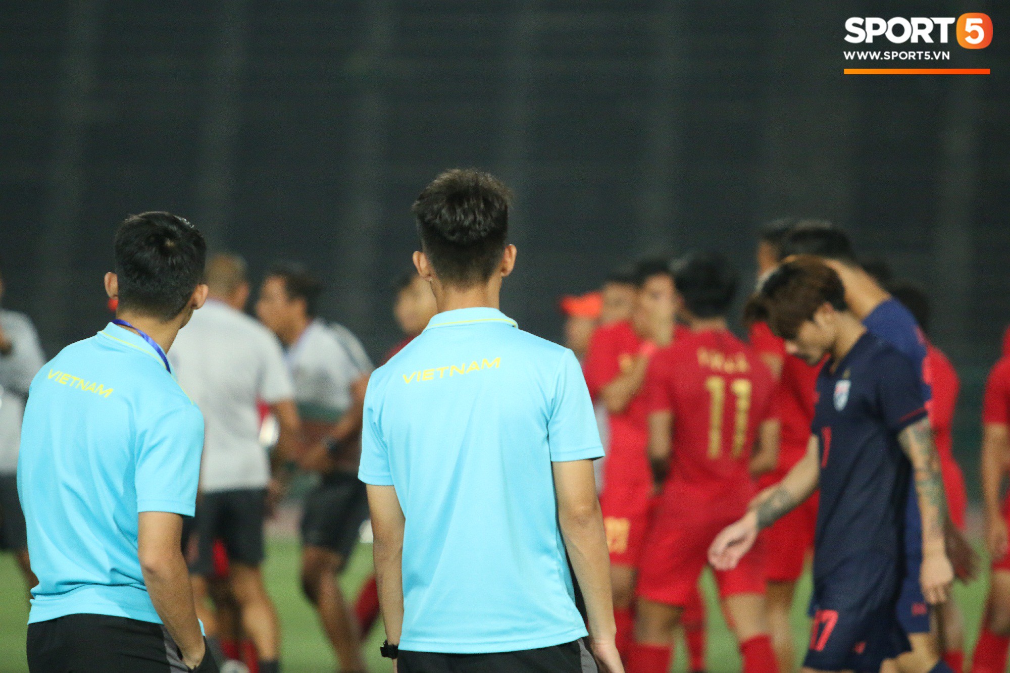 Trong giây phút U22 Việt Nam nhận huy chương, một người hùng chỉ lặng lẽ nhìn tất cả