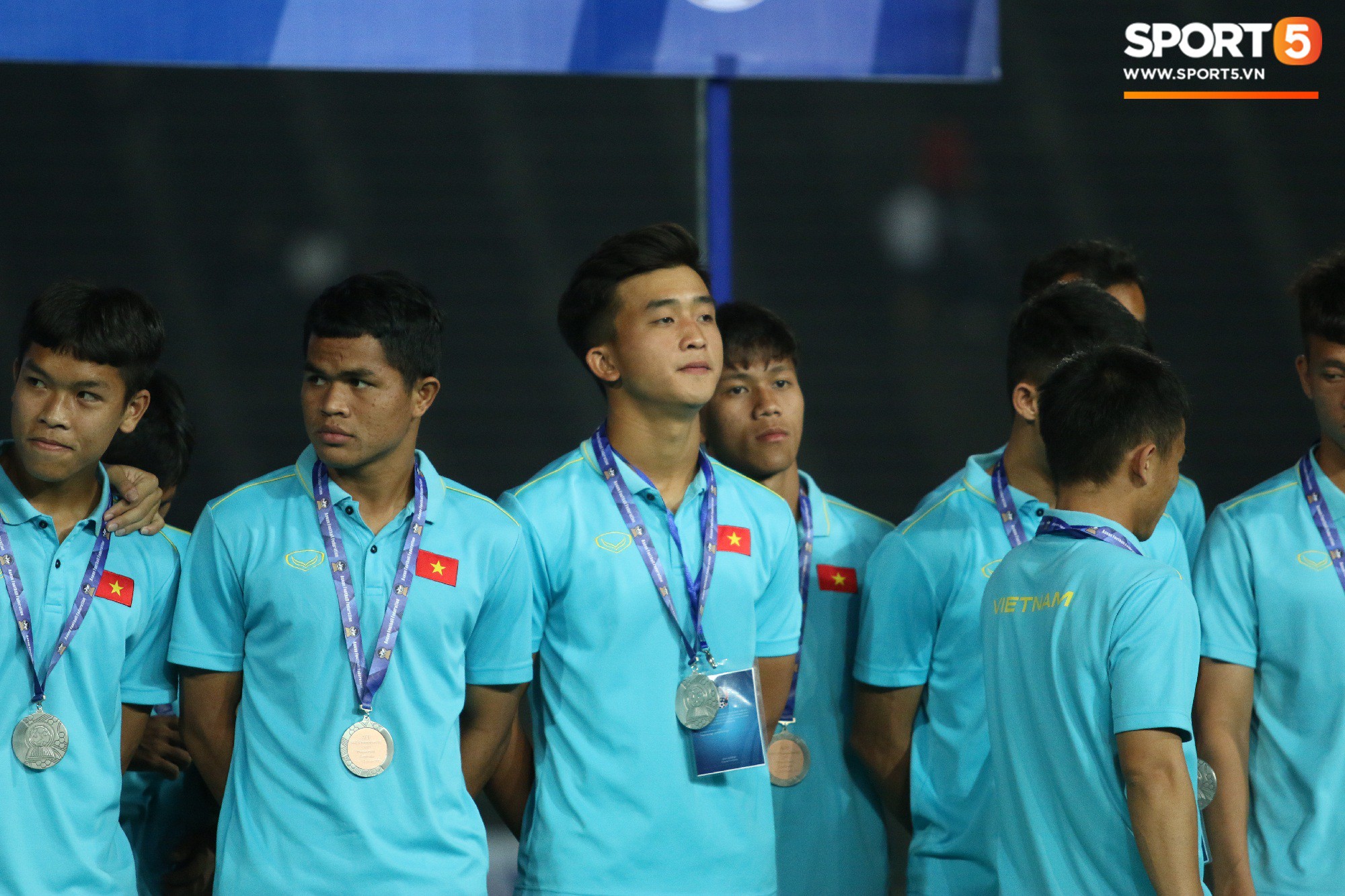 Trong giây phút U22 Việt Nam nhận huy chương, một người hùng chỉ lặng lẽ nhìn tất cả