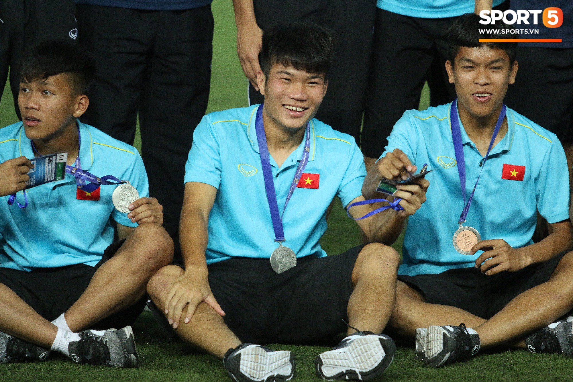 Trong giây phút U22 Việt Nam nhận huy chương, một người hùng chỉ lặng lẽ nhìn tất cả