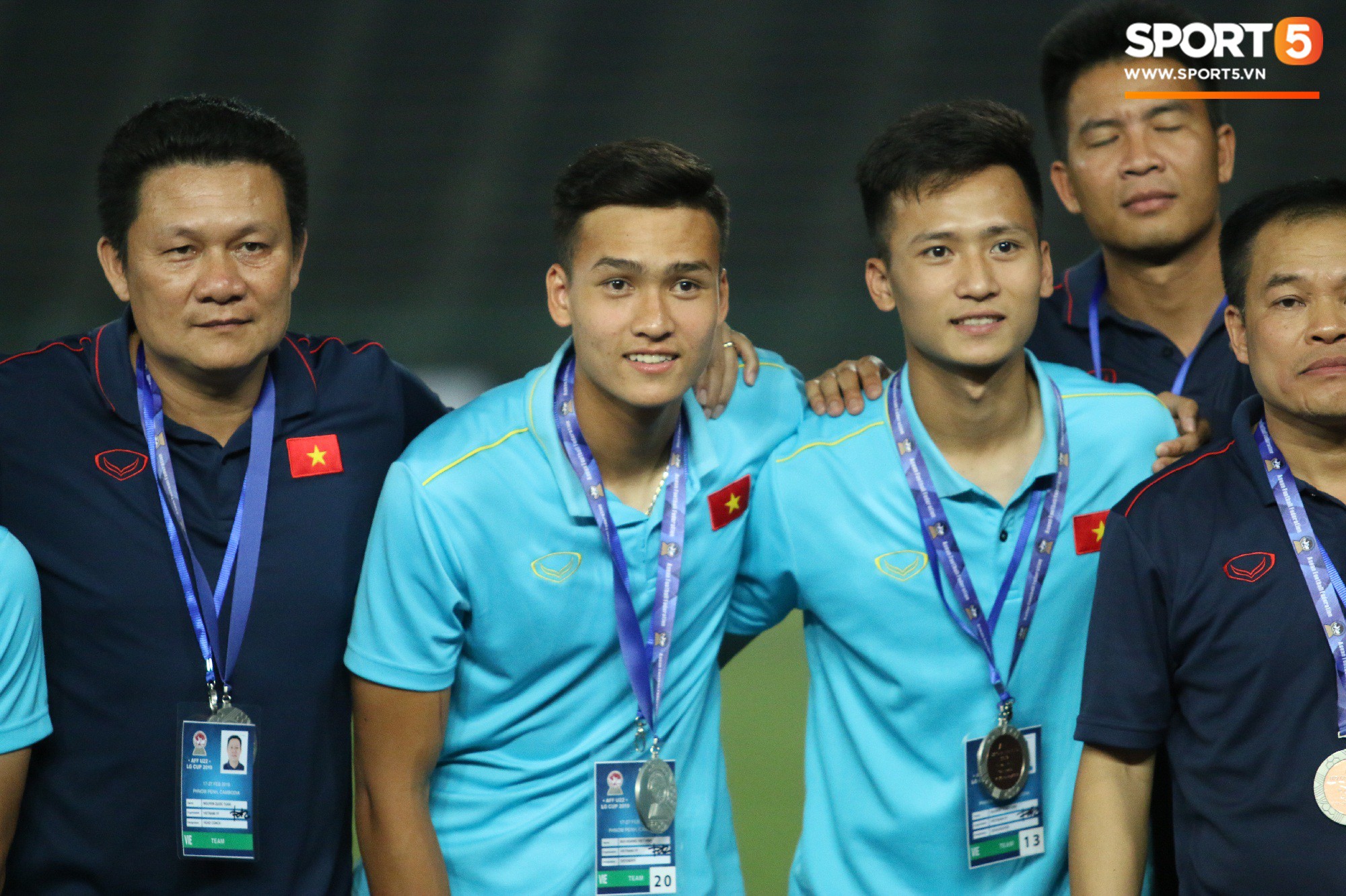Trong giây phút U22 Việt Nam nhận huy chương, một người hùng chỉ lặng lẽ nhìn tất cả