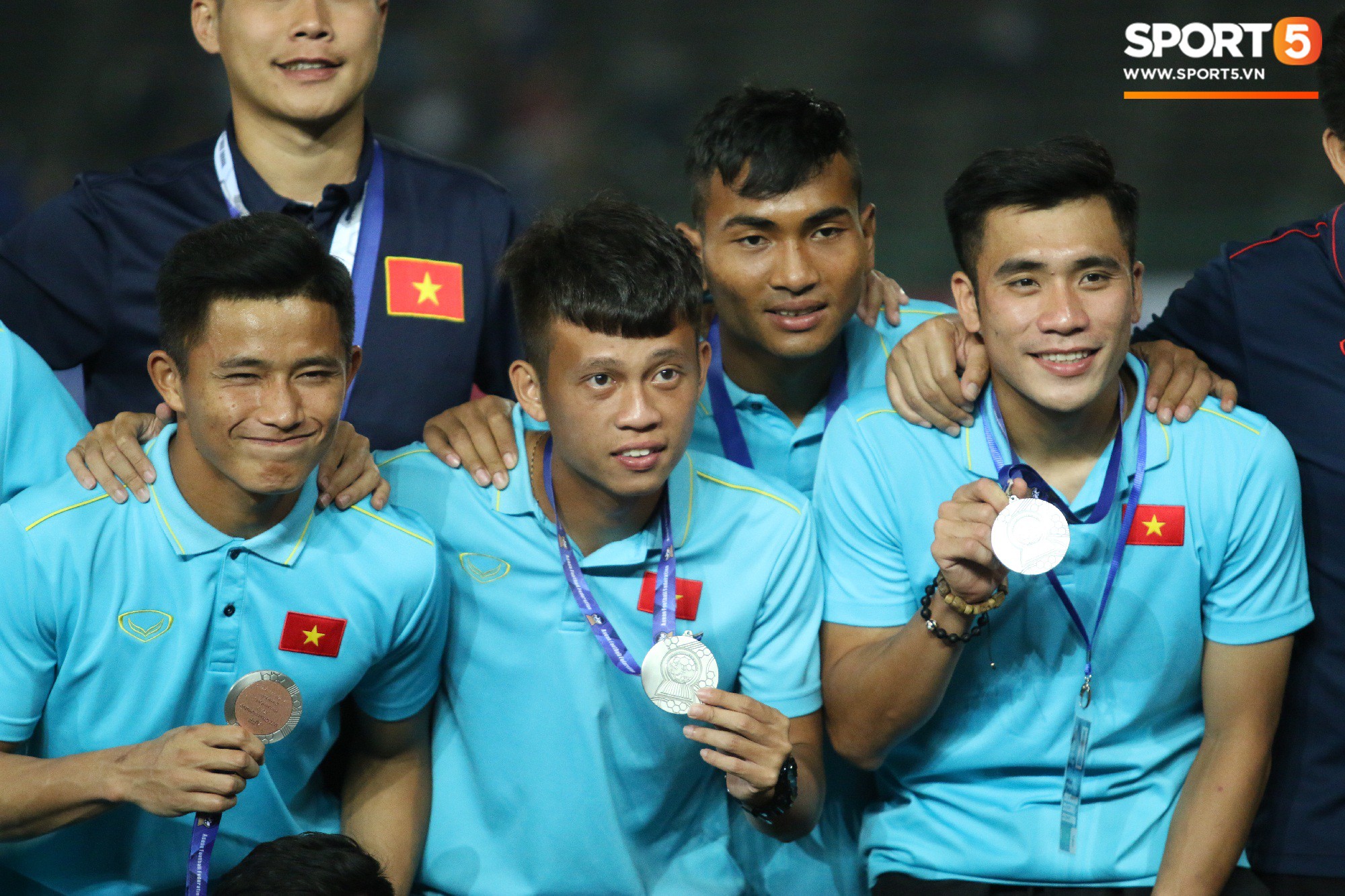 Trong giây phút U22 Việt Nam nhận huy chương, một người hùng chỉ lặng lẽ nhìn tất cả