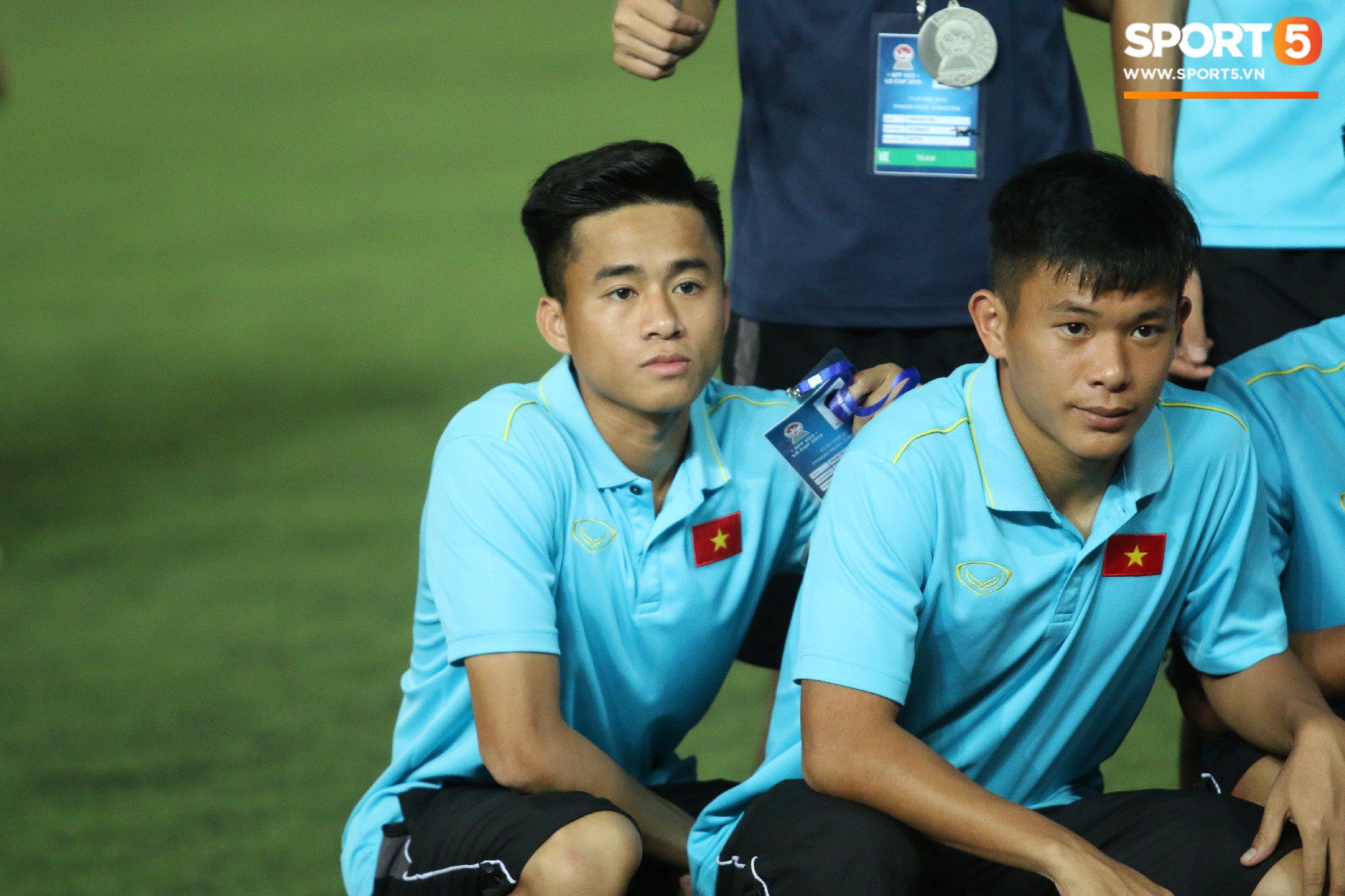 Trong giây phút U22 Việt Nam nhận huy chương, một người hùng chỉ lặng lẽ nhìn tất cả Trong giây phút U22 Việt Nam nhận huy chương, một người hùng chỉ lặng lẽ nhìn tất cả