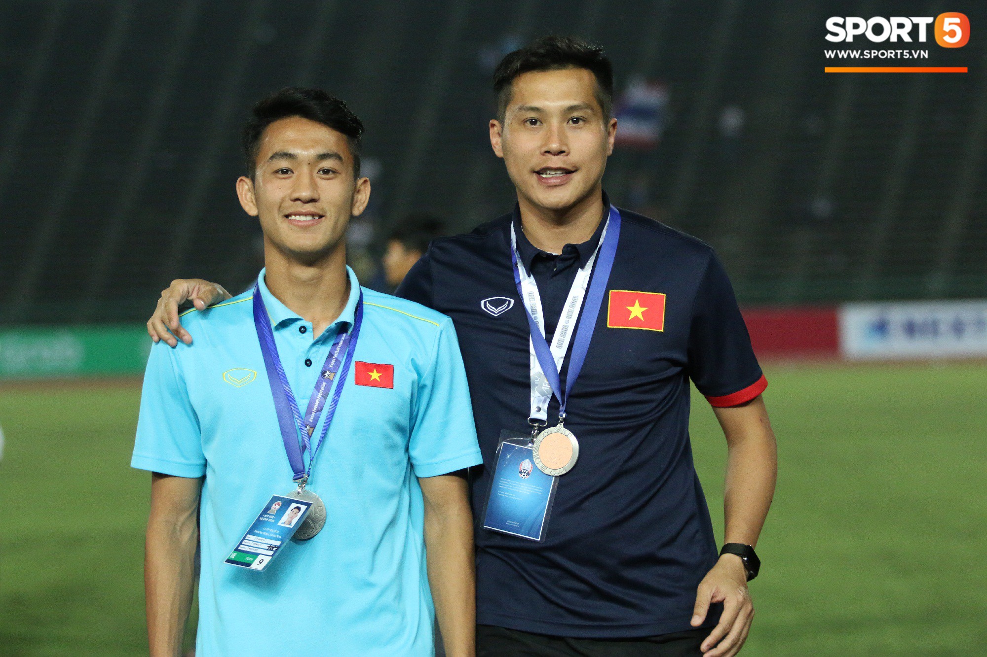 Trong giây phút U22 Việt Nam nhận huy chương, một người hùng chỉ lặng lẽ nhìn tất cả Trong giây phút U22 Việt Nam nhận huy chương, một người hùng chỉ lặng lẽ nhìn tất cả