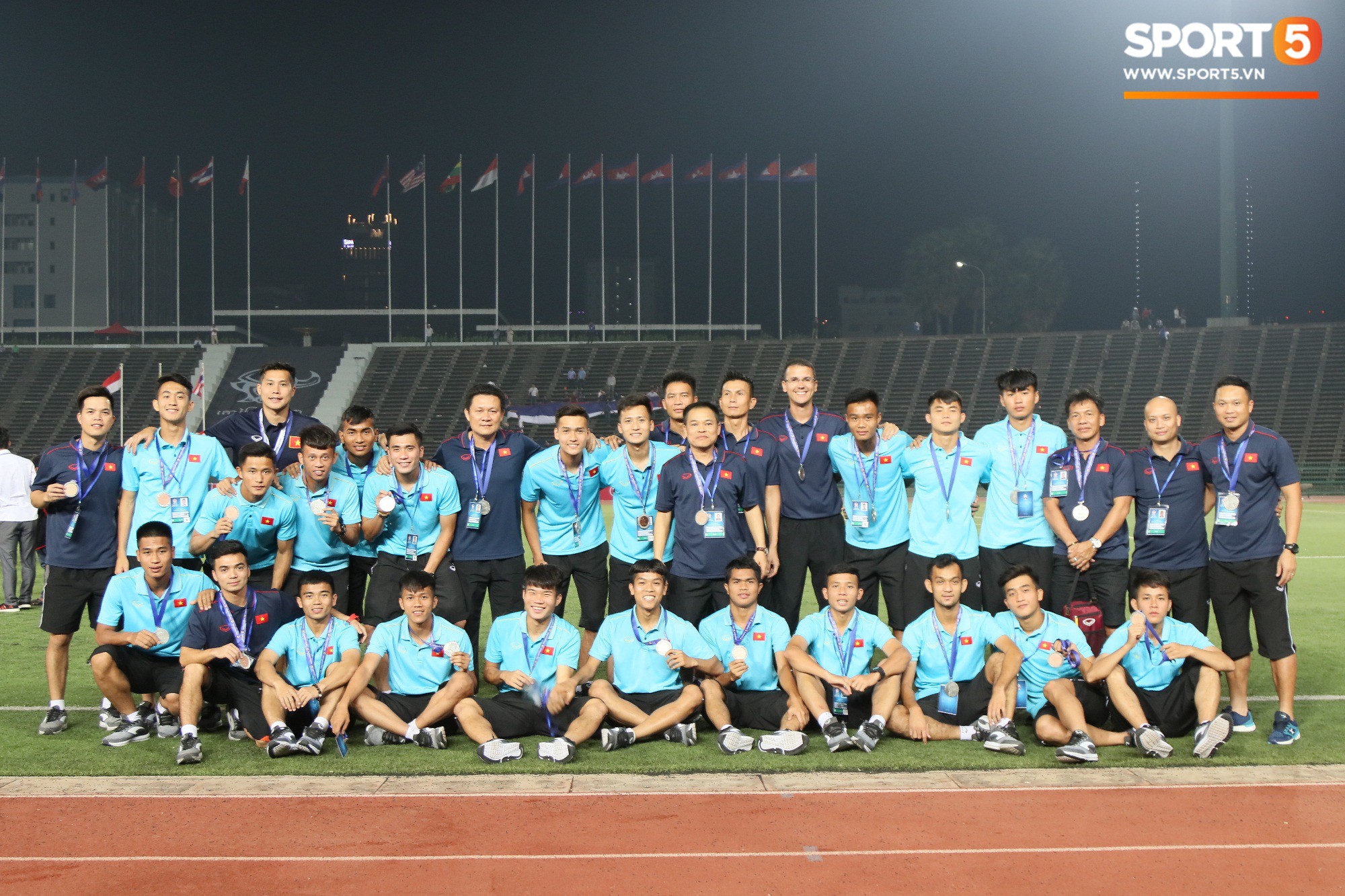 Trong giây phút U22 Việt Nam nhận huy chương, một người hùng chỉ lặng lẽ nhìn tất cả