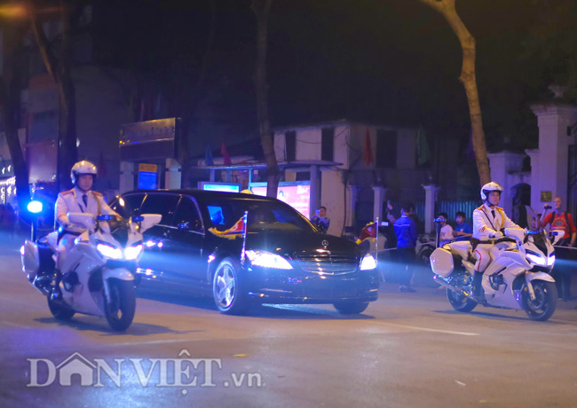 Video: Đội vệ sĩ chạy bộ hộ tống ông Kim về khách sạn sau bữa tối với TT Trump