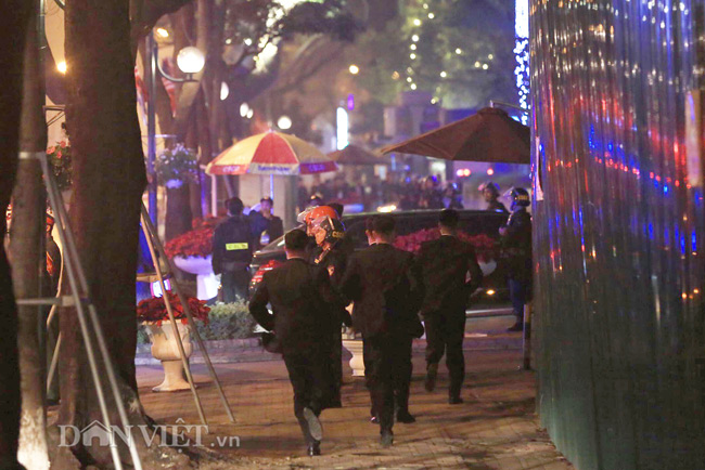 Video: Đội vệ sĩ chạy bộ hộ tống ông Kim về khách sạn sau bữa tối với TT Trump