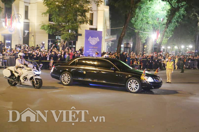 Video: Đội vệ sĩ chạy bộ hộ tống ông Kim về khách sạn sau bữa tối với TT Trump